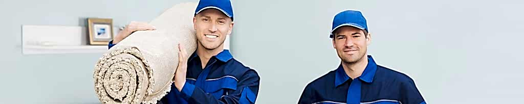 Сотрудники доставляют ковры клиентам